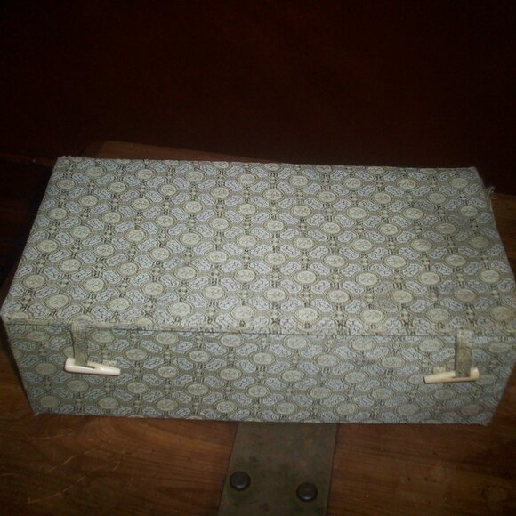 Vintage Boxed Chinese Carved Chess Set Fabric Lined 2 Tier Box w/ Matching Board - Picture 7 of 15